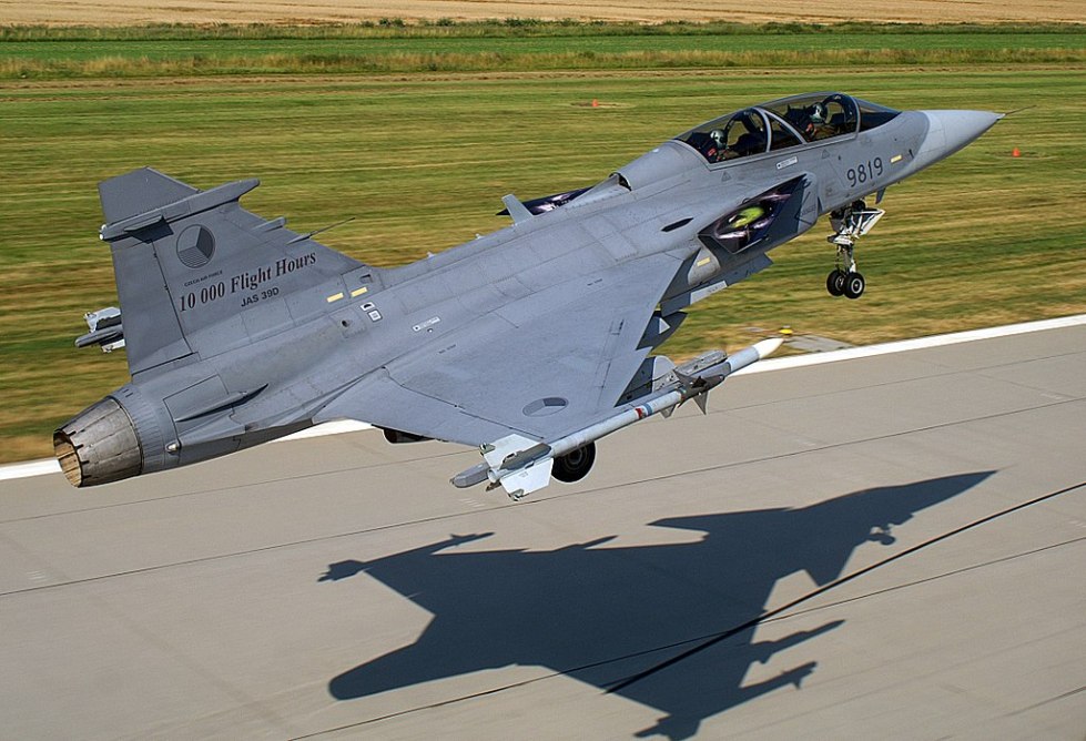 1024px-Saab_JAS-39_Gripen_of_the_Czech_Air_Force_taking_off_from_AFB_Čáslav